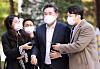 Yoo Dong-kyu, former acting president of the Seongnam Development Corporation, is surrounded by reporters as he enters the Seoul Central District Court in Seocho District, southern Seoul, Monday for a hearing in a bribery trial. [NEWS1]