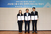 From left to right: Lee Hye-min, CEO and co-founder of Finda, JB Financial Group Chairman Kim Ki-hong and Park Hong-min, Finda CEO and co-founder. [FINDA]