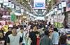 A crowd of people seen at a traditional market in Mangwon-dong, western Seoul, on Sunday, three weeks ahead of the upcoming Chuseok harvest holidays that start on Sept. 28. [YONHAP]