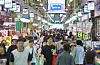 A crowd of people seen at a traditional market in Mangwon-dong, western Seoul, on Sunday, three weeks ahead of the upcoming Chuseok harvest holidays that start on Sept. 28. [YONHAP]
