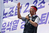 Yang Kyung-soo, leader of the Korean Confederation of Trade Unions, speaks at a rally in Jongno District, central Seoul, on Monday afternoon. [YONHAP]