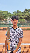 Cho Se-hyuk poses for a picture with the boy's singles trophy at the La Balle Mimosa Loire-Atlantique held in La Baule-Escoublac in France on Monday. [YONHAP]
