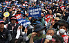 Union members of Daewoo Shipbuilding & Marine Engineering's subcontractors shout slogans during a sit-down strike on July 20. [YONHAP]