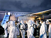 Troops and medical personnel who will assist the airlift of the Munmu the Great's crew back to Korea wait next to a KC-330 Cygnus multipurpose tanker airplane after their arrival in the Gulf of Aden early Monday morning, local time. Two airplanes were dispatched by the Defense Ministry and the Joint Chiefs of Staff late Sunday afternoon from Korea and are expected to return with the 34th contingent of the Cheonghae unit to Korea by Tuesday at the earliest. [NEWS1]