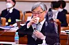 Choe Jae-hyeong, chairman of the Board of Audit and Inspection, drinks water during the Legislation and Judiciary Committee meeting at the National Assembly on Thursday. [YONHAP]