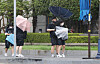 Students struggle with umbrellas in front of Mokpo Station in South Jeolla on Wednesday afternoon as Typhoon Bavi approached the peninsula. [YONHAP]
