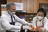 U.S. Ambassador to Seoul Harry Harris learns how to make kimchi from renowned Korean chef Lee Hye-jung, or Big Mama, in an event organized by the Asia Society Korea Center at the ambassador’s residence in Habib House, central Seoul, Tuesday. [U.S. Embassy]