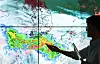 A monitor at the Korea Meteorological Administration's branch office in Suwon shows the rain cloud hanging on top of the Peninsula. The rain front is expected move north hitting the greater Seoul area on Monday. [YONHAP]