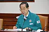 Prime Minister Han Duck-soo presides over a Covid-19 central headquarters meeting held at the Seoul Government Complex on Friday. [YONHAP]
