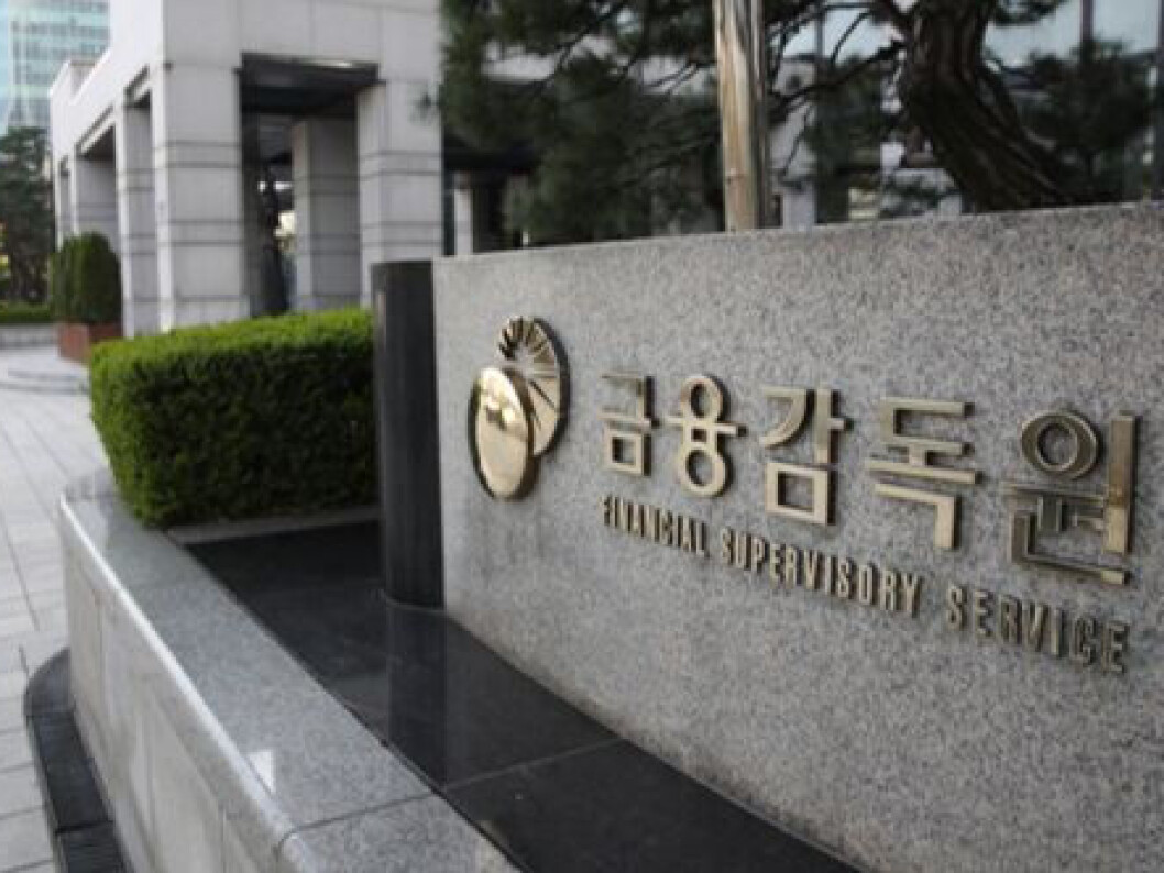 Photograph accompanying Korean financial groups' record half-year profit came with thinner cover for bad loans