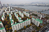 Sibeom Apartments, the oldest apartment complex in Yeouido, western Seoul, will be demolished and rebuilt, with a 65-story tower rising on the site. The photo shows a bird's-eye view of the Sibeom Apartments in Yeouido, western Seoul, on Nov. 7. [YONHAP]