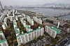 Sibeom Apartments, the oldest apartment complex in Yeouido, western Seoul, will be demolished and rebuilt, with a 65-story tower rising on the site. The photo shows a bird's-eye view of the Sibeom Apartments in Yeouido, western Seoul, on Nov. 7. [YONHAP]