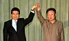 Former South Korean President Roh Moo-hyun, left, holds hands with former North Korean leader Kim Jong-il in 2007 during their summit in Pyongyang. [YONHAP]