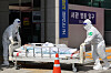 Medical professionals transfer a Covid-19 patient to Seoul Seobuk Hospital in Eunpyeong District, northern Seoul, Tuesday. [YONHAP]
