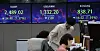 A screen in Hana Bank's trading room in central Seoul shows the Kospi closing at 2,489.02 points on Tuesday, down 1.37 percent, or 34.48 points, from the previous trading day. [NEWS1]