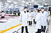 Chinese president Xi Jinping, left, at LG Display’s production plant in Guangzhou, China, on Thursday. The Chinese president is reported to have had a tour of the display production plan for an hour. [PEOPLE’S DAILY ONLINE]