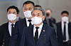 Defense Minister Lee Jong-sup, center, prepares to depart for the United States at Incheon International Airport on Tuesday. [YONHAP]