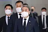 Defense Minister Lee Jong-sup, center, prepares to depart for the United States at Incheon International Airport on Tuesday. [YONHAP]