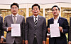 From left, People Power Party floor leader Kwon Seong-dong, National Assembly Speaker Kim Jin-pyo, and Democratic Party floor leader Park Hong-keun announce Monday an agreement to open a session of the Assembly on Wednesday. [YONHAP]