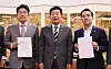 From left, People Power Party floor leader Kwon Seong-dong, National Assembly Speaker Kim Jin-pyo, and Democratic Party floor leader Park Hong-keun announce Monday an agreement to open a session of the Assembly on Wednesday. [YONHAP]