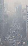 Haze covers the city skyline in Jongro District, central Seoul, on Jan. 15. Korea's air quality is expected to deteriorate nationwide through Jan.16 due to the influx of fine dust and yellow dust from abroad, with some areas likely to see ultrafine dust concentrations reach “very bad” levels.[YONHAP]