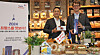 Lotte Mart CEO Kang Sung-hyun, left, and French Ambassador to Korea Philippe Bertoux announce Lotte Mart's French food sales event at the Zettaplex branch in Jamsil, southern Seoul, on Thursday.[NEWS1]