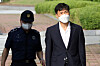 Former South Chungcheong Gov. An Hee-jung leaves the Yeoju Correctional Institution in Gyeonggi on Thursday morning after serving three and a half years in prison. [YONHAP]