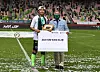 Lee Dong-gook, left, of Jeonbuk Hyundai Motors poses for a photo after receiving an appreciation plaque from Hyundai Motors Chairman Euisun Chung, right, during his retirement ceremony in Jeonju on Sunday. [YONHAP]