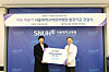 Singer Lee Seung-gi, left, and Kim Yeon-su, the hospital director at the Seoul National University Hospital [SEOUL NATIONAL UNIVERSITY CHILDREN'S HOSPITAL]