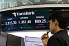 A screen in Hana Bank's trading room in central Seoul on Friday [YONHAP[