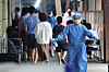 A Covid-19 screening center in Songpa District, southern Seoul, is crowded with people trying to get tested on Thursday. [YONHAP]