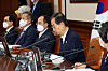 Prime Minister Han Duck-soo makes remarks during a cabinet meeting at the Central Government Complex in Jongno DIstrict, central Seoul, Tuesday. [YONHAP]