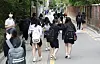 Students walk to school in a photo not related to the article. [YONHAP]