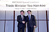 James Kim, chairman of American Chamber of Commerce in Korea (Amcham), left, and Trade Minister Yeo Han-koo poses for a photo at a luncheon hosted by the organization to strengthen bilateral economic cooperation between Korea and the United States. The event was held at Grand Hyatt Seoul hotel in central Seoul on Feb. 12. [YONHAP]