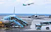 Passengers are getting on flights at Jeju International Airport on Wednesday morning after all flights were canceled the day earlier due to strong winds and heavy snow. [YONHAP]