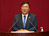 Floor leader of the ruling Democratic Party Kim Tae-nyeon speaks at the National Assembly on Monday. [NEWS1]