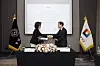Chungnam National University President Lee, left, signs an agreement with Hanbat National University President Choi Byoung-wook on Dec. 28 in Daejeon to officially launch discussions on combining the two universities. [YONHAP]