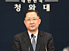 Kim Jin-kook, pictured in a press conference in March, stepped down as senior presidential secretary for civil affairs Tuesday after his son was found to have used his father's name in multiple job applications. [JOINT PRESS CORPS]