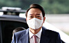President Yoon Suk-yeol arrives at the presidential office in Yongsan, central Seoul, on Monday. [YONHAP]