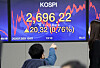 The trading board at the headquarters of Hana Bank in central Seoul shows the Kospi's record-high close at 2,696.22 on Thursday. [YONHAP]
