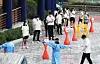 Students at Jukjeon High School in Yongin, Gyeonggi, line up to get Covid-19 tests Thursday after several freshman tested positive earlier this week. [YONHAP]