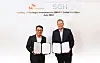 SK Telecom CEO Ryu Young-sang, left, and Mark Adams, President and CEO of Smart Global Holdings, pose for a photo after signing an investment deal. [SK TELECOM]