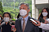 Chairman Choe Kang-wook of the Openminjoo Party, center, leaves the Seoul Central District Court after his trial on Tuesday. Choe was charged with helping former Justice Minister Cho Kuk's son apply to law schools by issuing fake internship certificates.  [YONHAP]