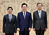 President Lee Jae Myung, center, poses for a photograph with newly appointed Singaporean Ambassador to Seoul Wong Kai Jiun, right, at the Yongsan Presidential Office in central Seoul on Sept. 29. [YONHAP]