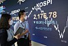 Employees look at the screen in the dealing room of KB Kookmin Bank, in the financial district of Yeouido, western Seoul, Thursday. [YONHAP]