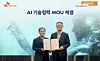 Lee Sang-ho, left, SK Telecom chief technology officer, and Kim Young-sum, Konan Technology CEO, pose for a photo during a signing ceremony for a strategic partnership. [SK TELECOM]