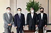 The heads of Korea's three largest shipbuilders meet with the Minister of Trade, Industry and Energy at the Four Seasons Hotel in Seoul on Friday. From left to right, Samsung Heavy Industries CEO Jung Jin-taek, Trade Minister Lee Chang-yang, Korea Shipbuilding & Offshore Engineering co-CEO Ka Sam-hyun and Daewoo Shipbuilding & Marine Engineering CEO Park Doo-sun. [YONHAP]