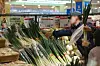 A customer picks up a leek bundle at a discount shop in central Seoul on Thursday. The city government of Seoul will supply 20 tons of leek at a 38 percent discount from Thursday to March 29 as part of its project to bring affordable groceries to residents. [YONHAP]