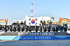 From sixth from left to right: SK Geo Centric CEO Na Kyung-soo, Ulsan Mayor Kim Doo-gyeom, Prime Minister Han Duck-soo and SK Innovation Vice Chairman and CEO Kim Jun during SK geo centric's groundbreaking ceremony for a 1.8-trillion-won recycling cluster in Ulsan on Wednesday. [SK INNOVATION]