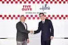 Kim Dong-seon, right, head of new business strategies of Hanwha Solutions' Galleria division, and William Peecher, vice president of Five Guys Enterprises International, pose for a photo after signing a licensing agreement on Wednesday. [GALLERIA DEPARTMENT STORE]